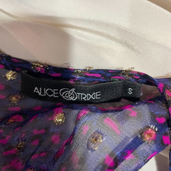 Alice & Trixie Sleeveless Scoop Neck Peplum Top/Zip Back/Gold Button at Neck - Picture 4 of 4